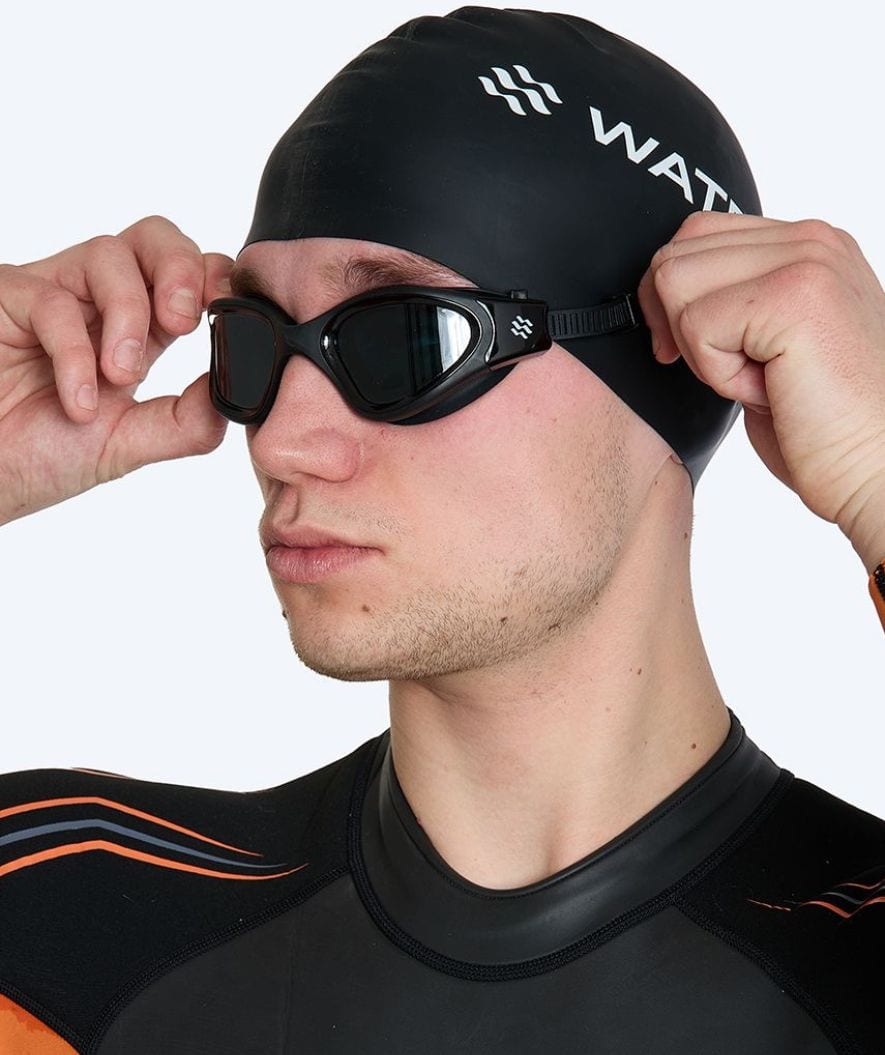 Watery nærsynede svømmebriller med styrke - (-2.0) til (-6.0) - Raven Active - Sort (Smoke linse)