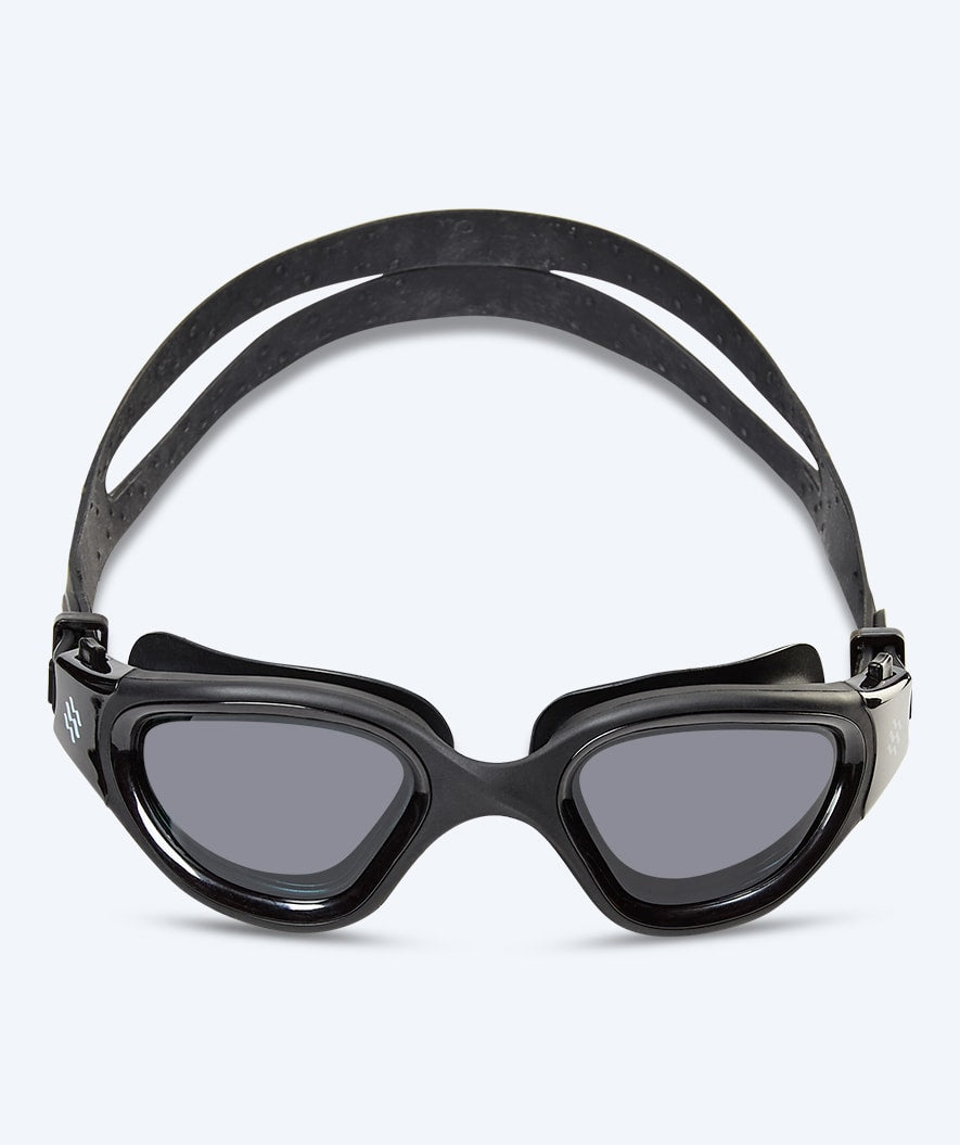 Watery nærsynede svømmebriller med styrke - (-2.0) til (-6.0) - Raven Active - Sort (Smoke linse)