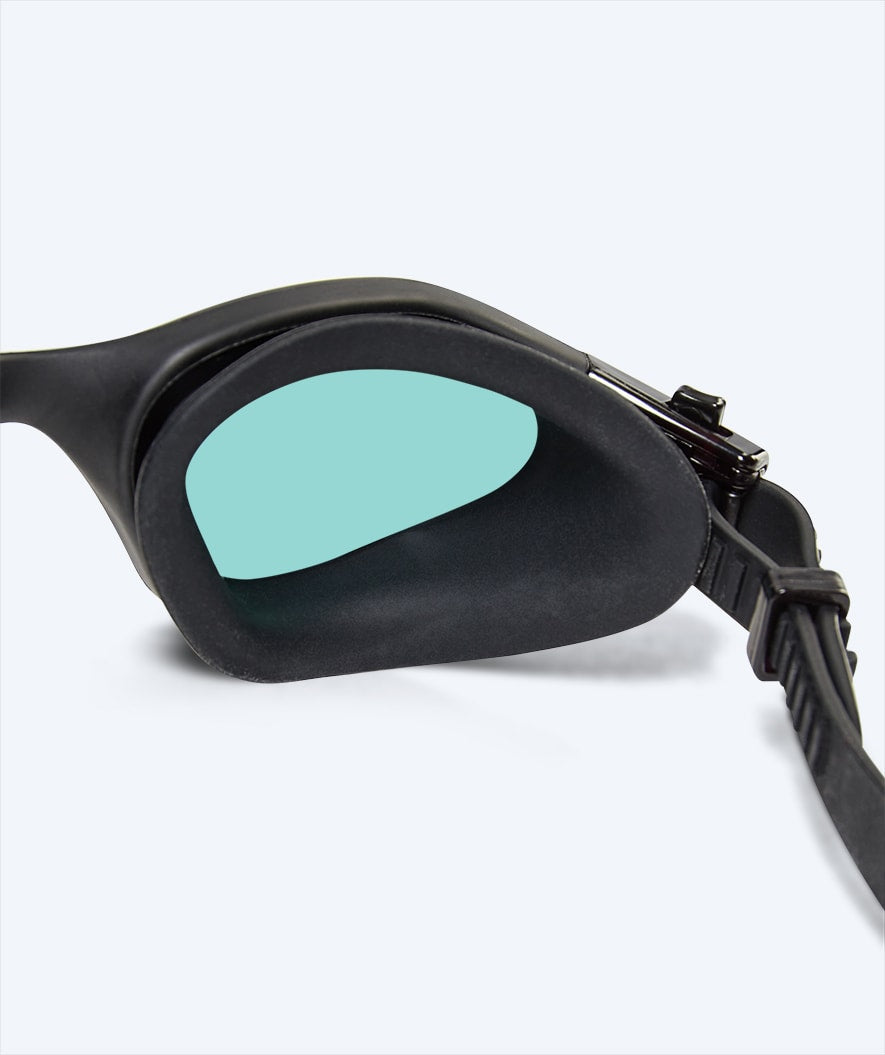 Watery nærsynede svømmebriller med styrke - (-2,0) til (-6,0) - Raven Active - Sort/smoke